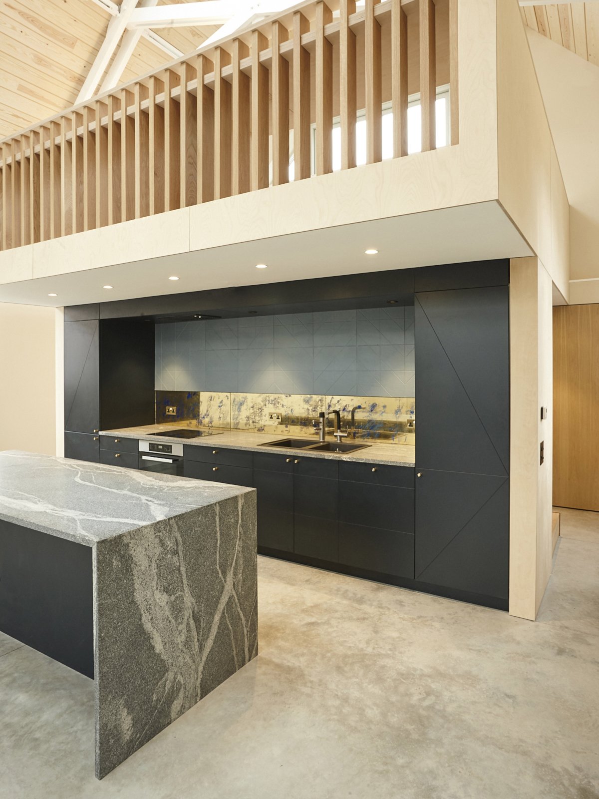 Крашеная столешница на кухне