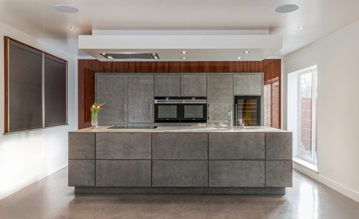 Кухня бетон в деревянном доме