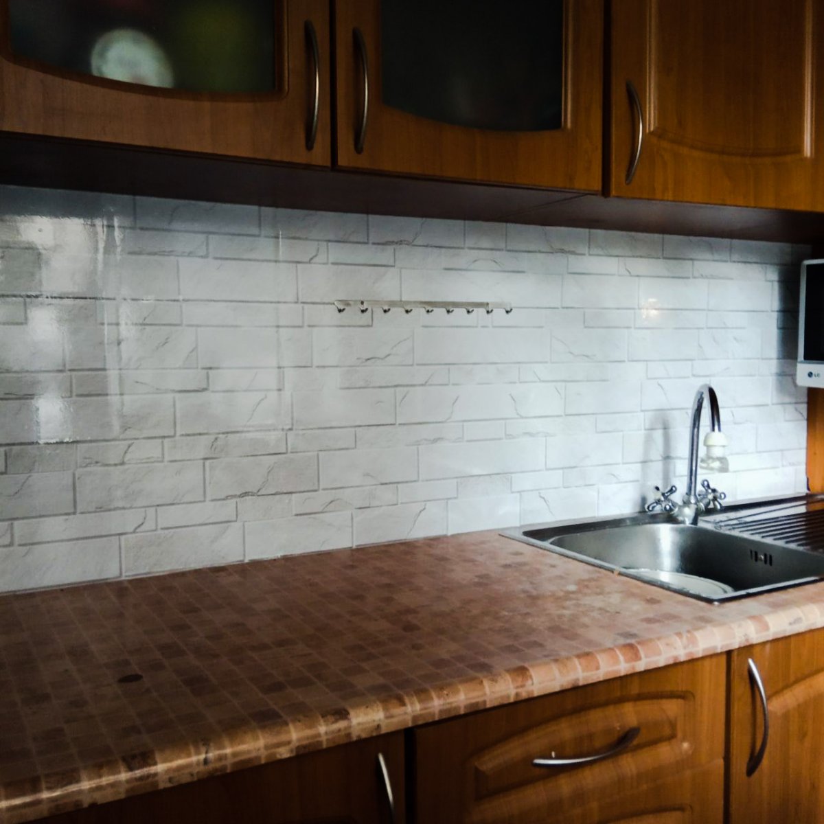 Кухонная панель из стеклянной плитки