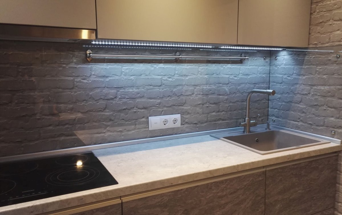 Фартук для кухни из стекла