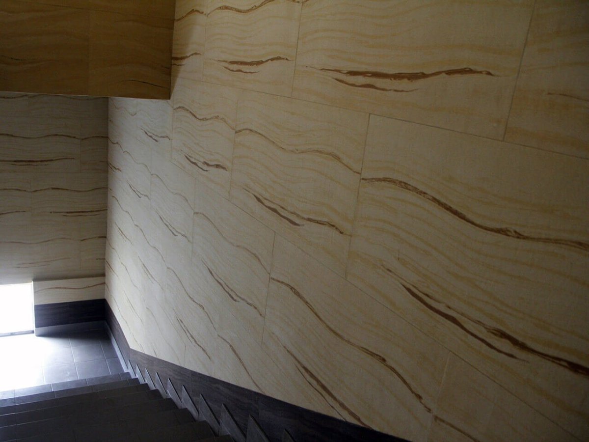 Гибкий камень в прихожей