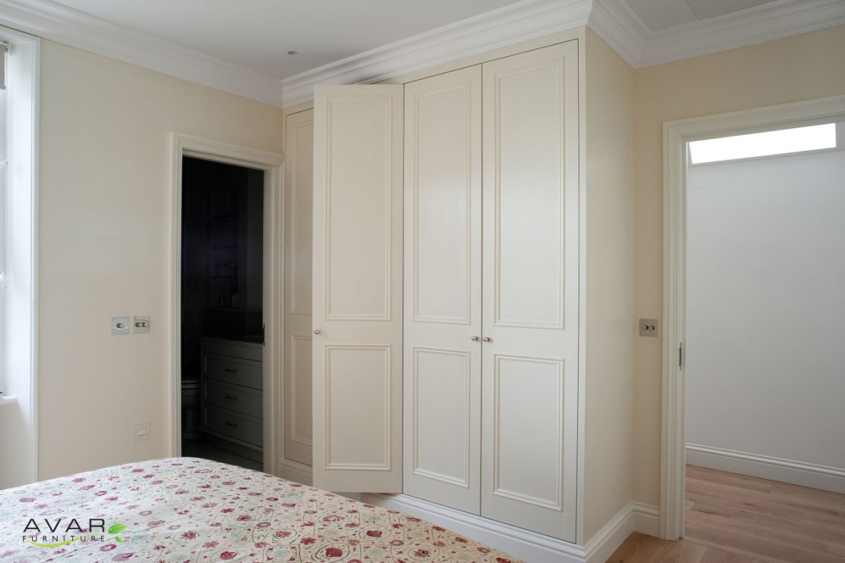 Встроенные распашные шкафы в нишу