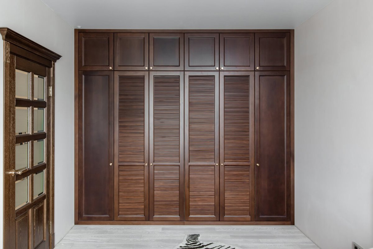 Встроенный шкаф с распашными дверями без ручек