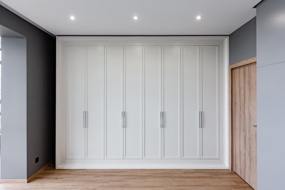 Шкаф в нише с распашными дверями