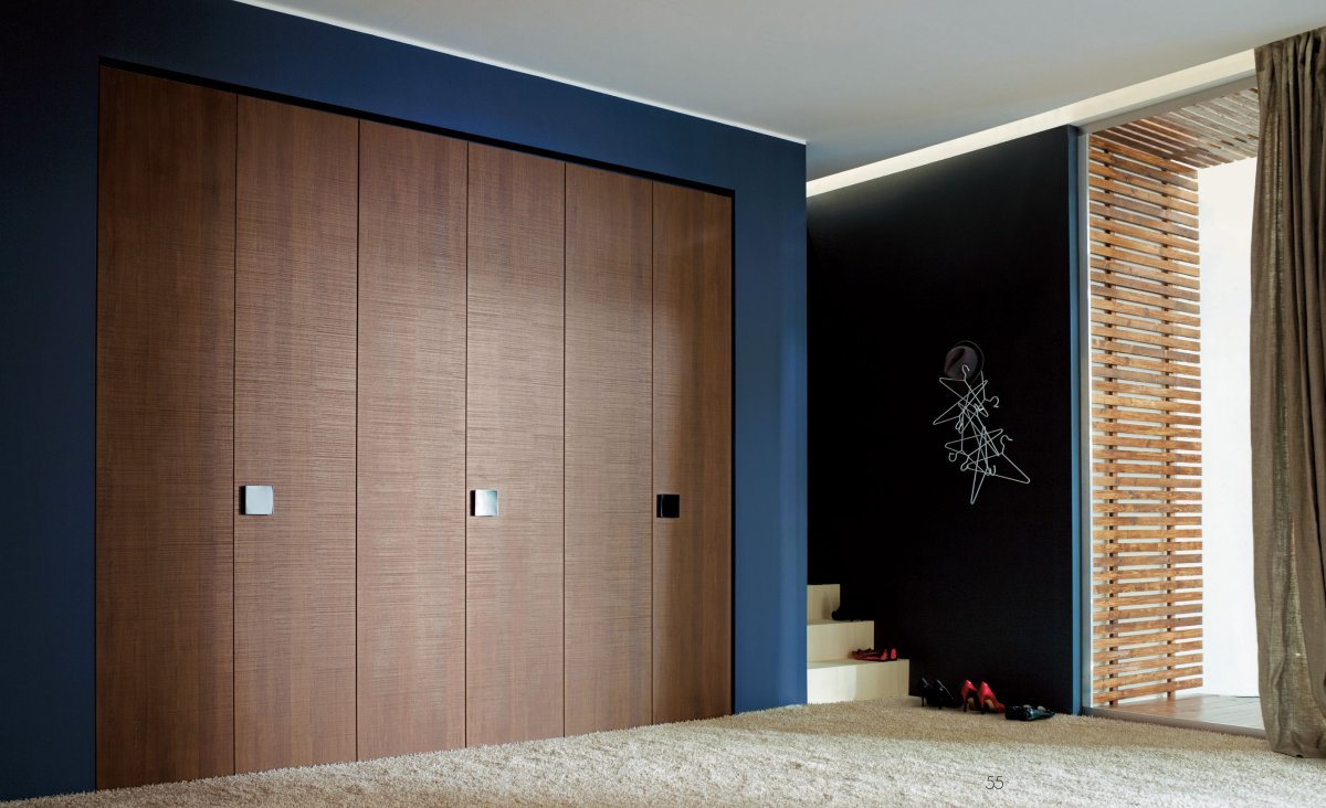 Шкаф вокруг двери сбоку