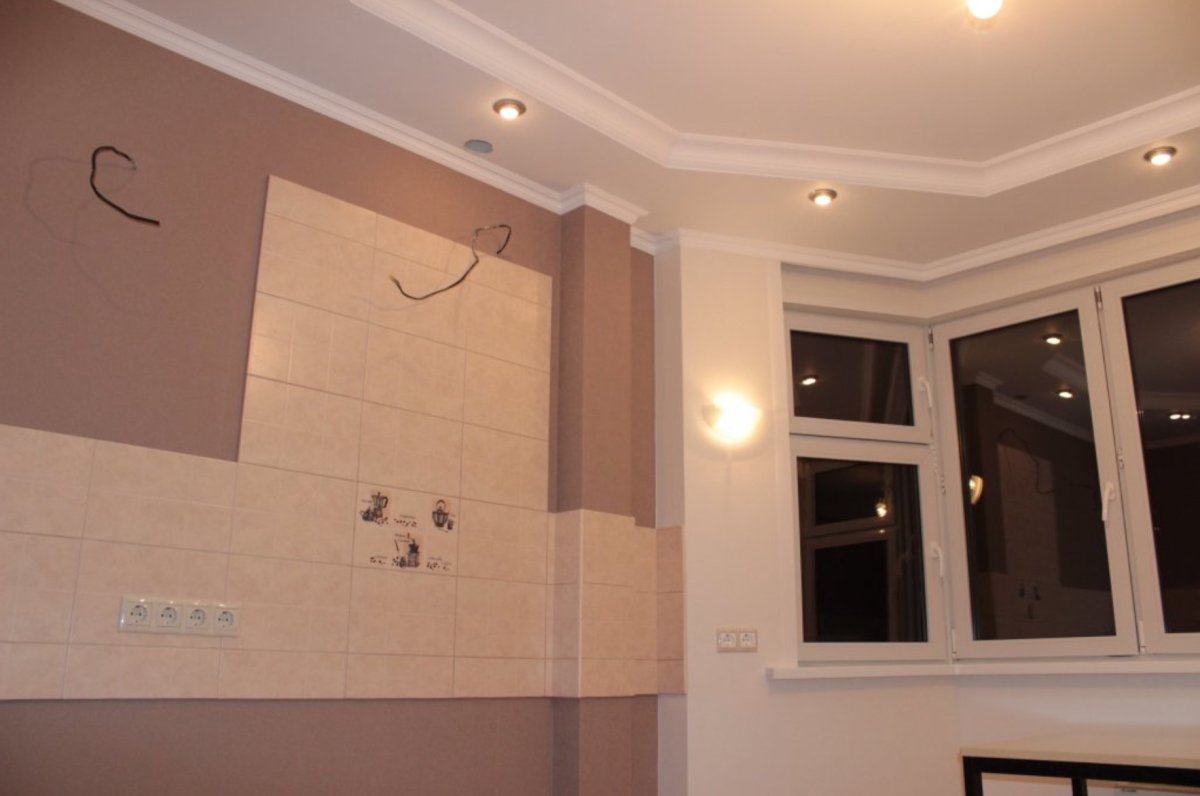 Двухуровневый потолок на кухне над рабочей зоной