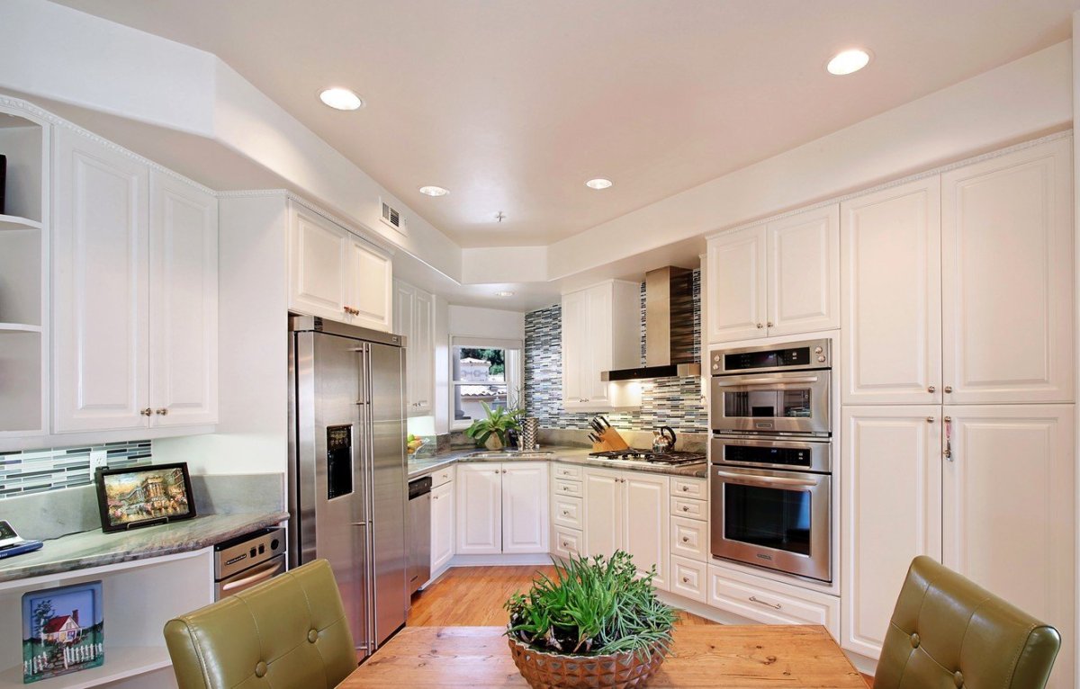 Гипсокартонный короб для вытяжки на кухне