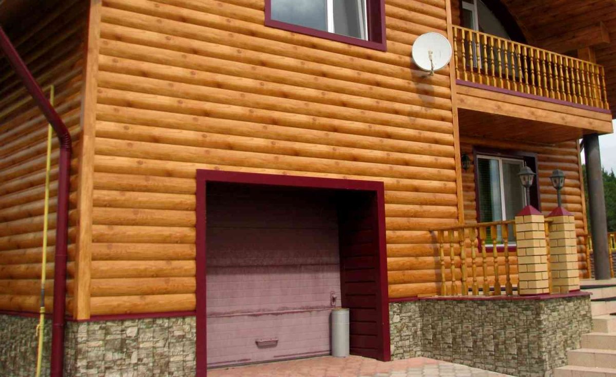 Отделка дома камень и блокхаус