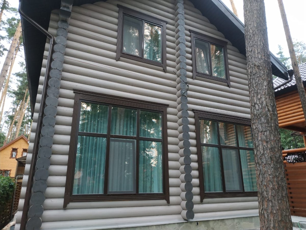 Серый дом блок хаусом на склоне