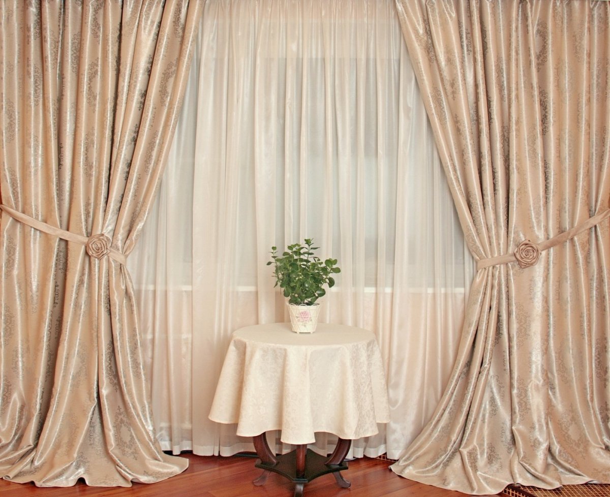 Шторы пыльная роза в интерьере гостиной