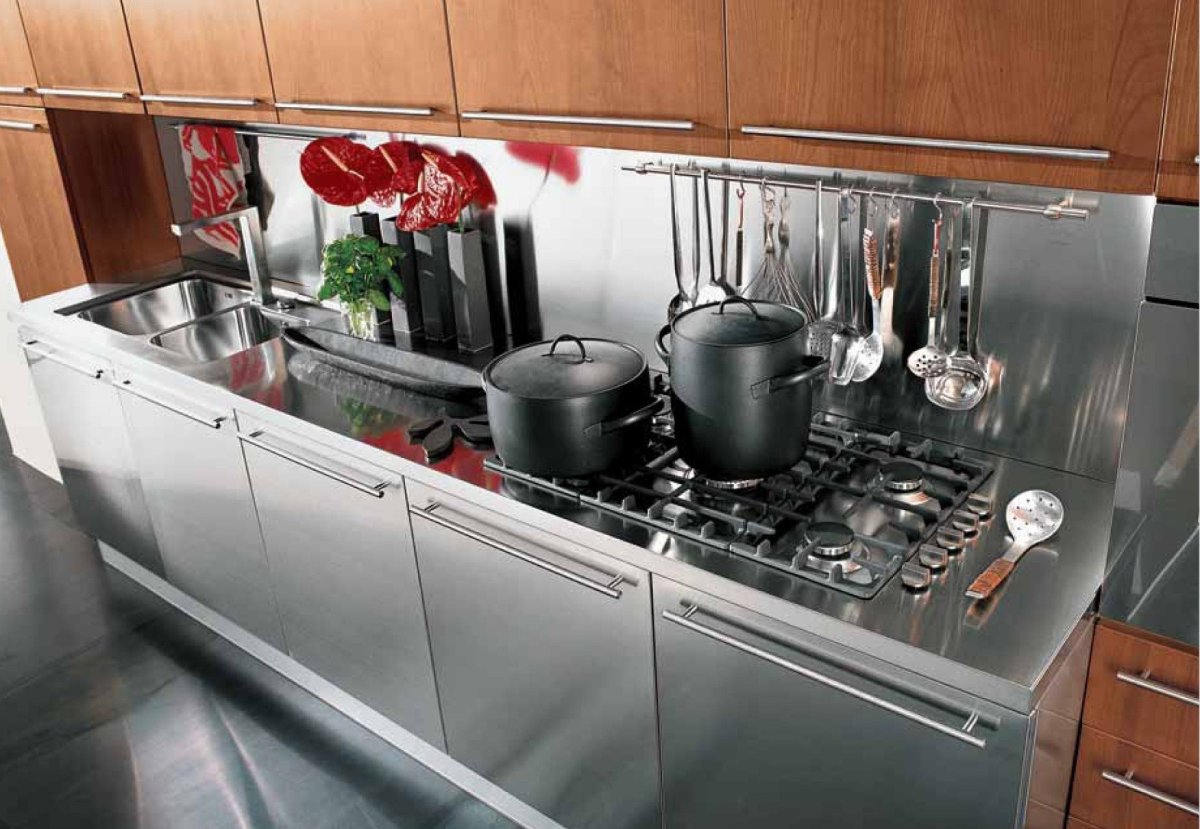 Кухня с элементами металла