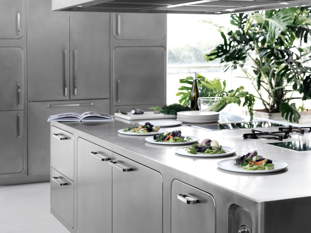 Открытые полки на кухне