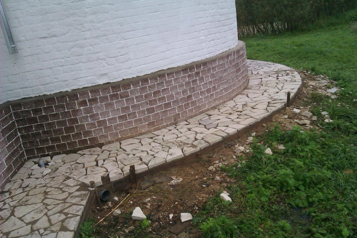 Декоративная отмостка вокруг дома