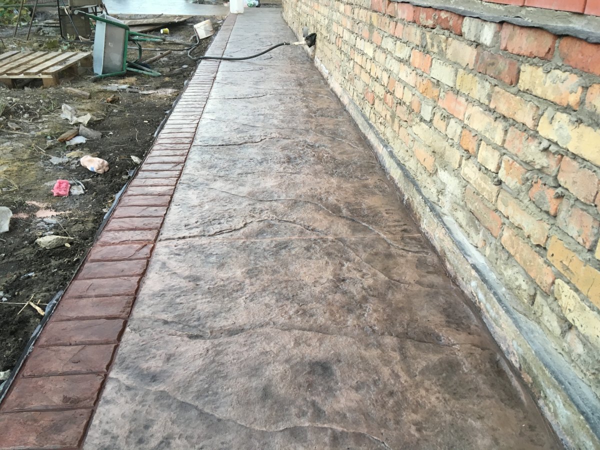 Красивая бетонная отмостка