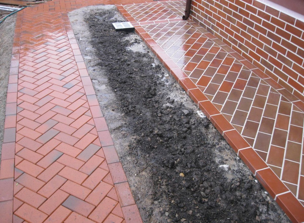 Брусчатка вокруг дома