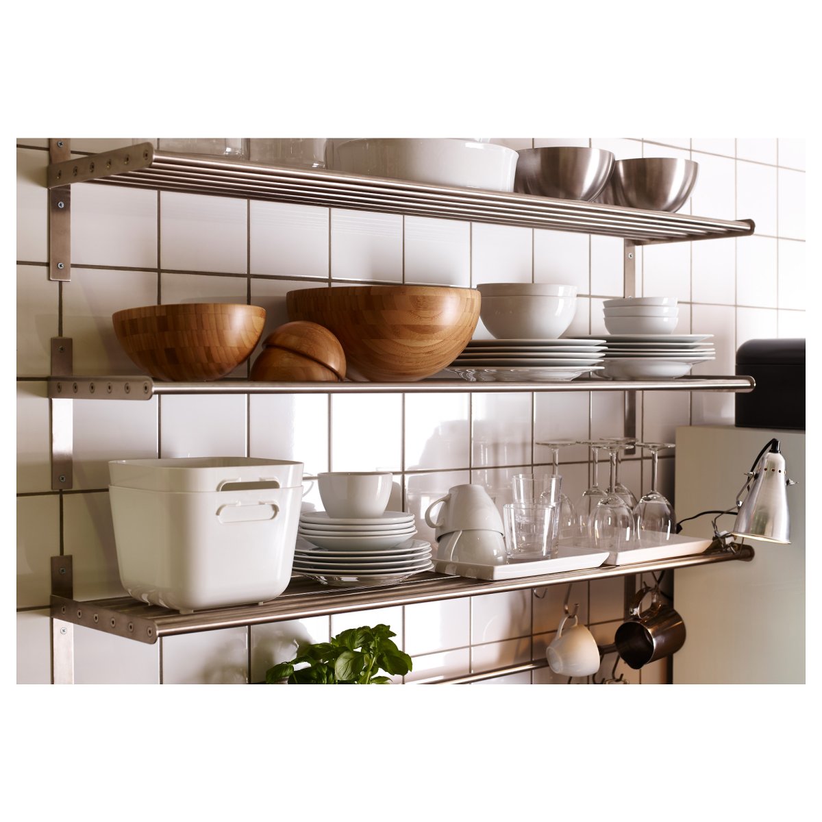 Открытые полки над раковиной