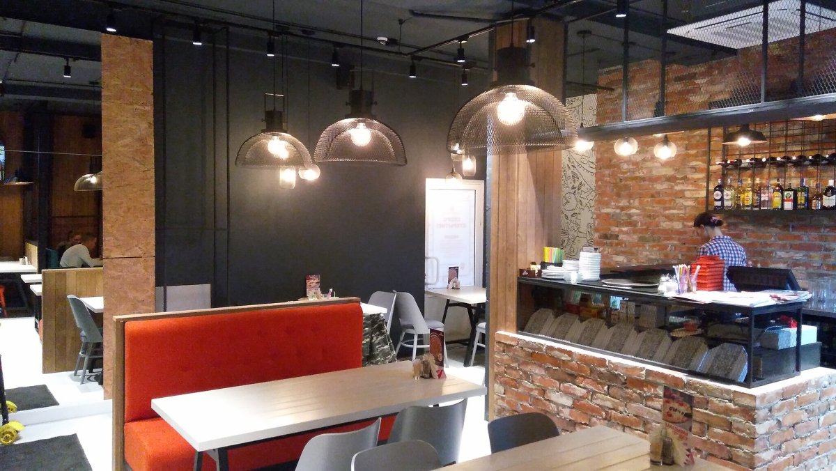 Интерьер пиццерии уютной