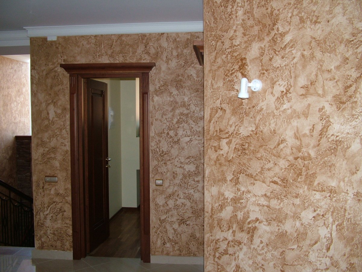 Гибкий камень в прихожей