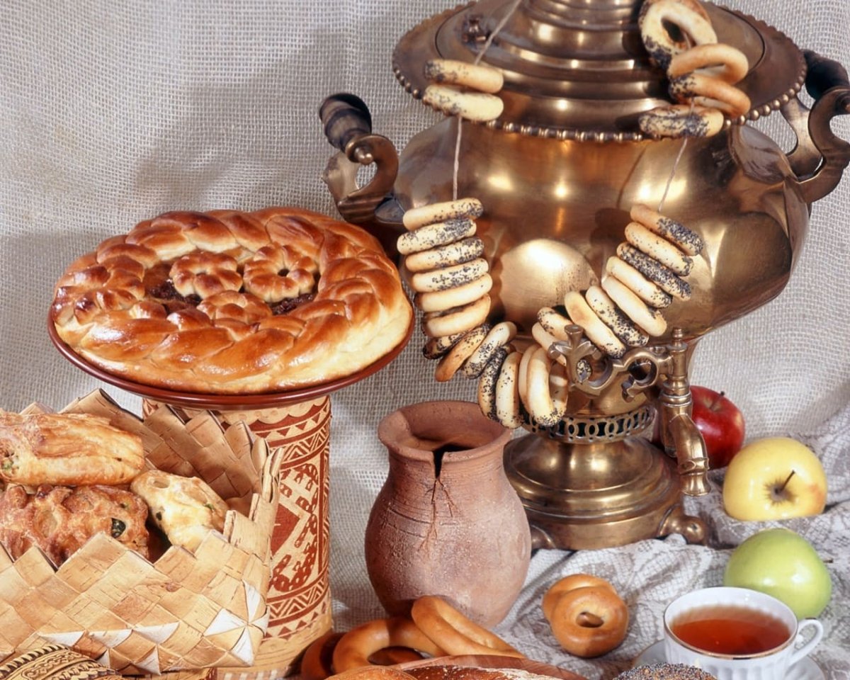 Стол с самоваром и пирогами