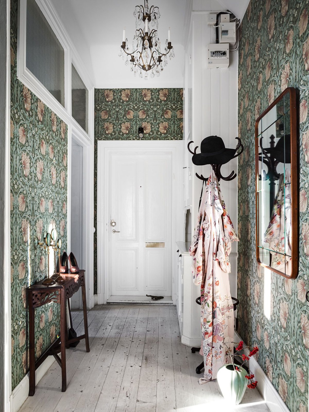 Прихожая в стиле ретро