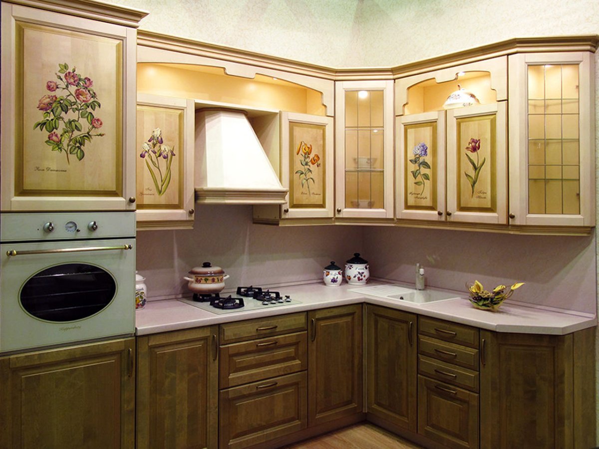 Кухня с молдингами на фасадах