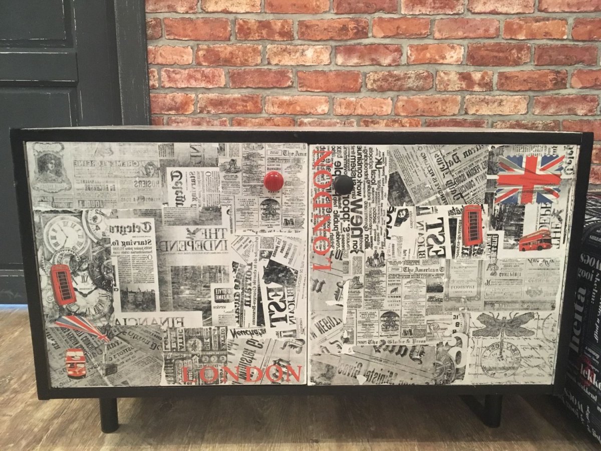 Шкаф обклеенный газетами