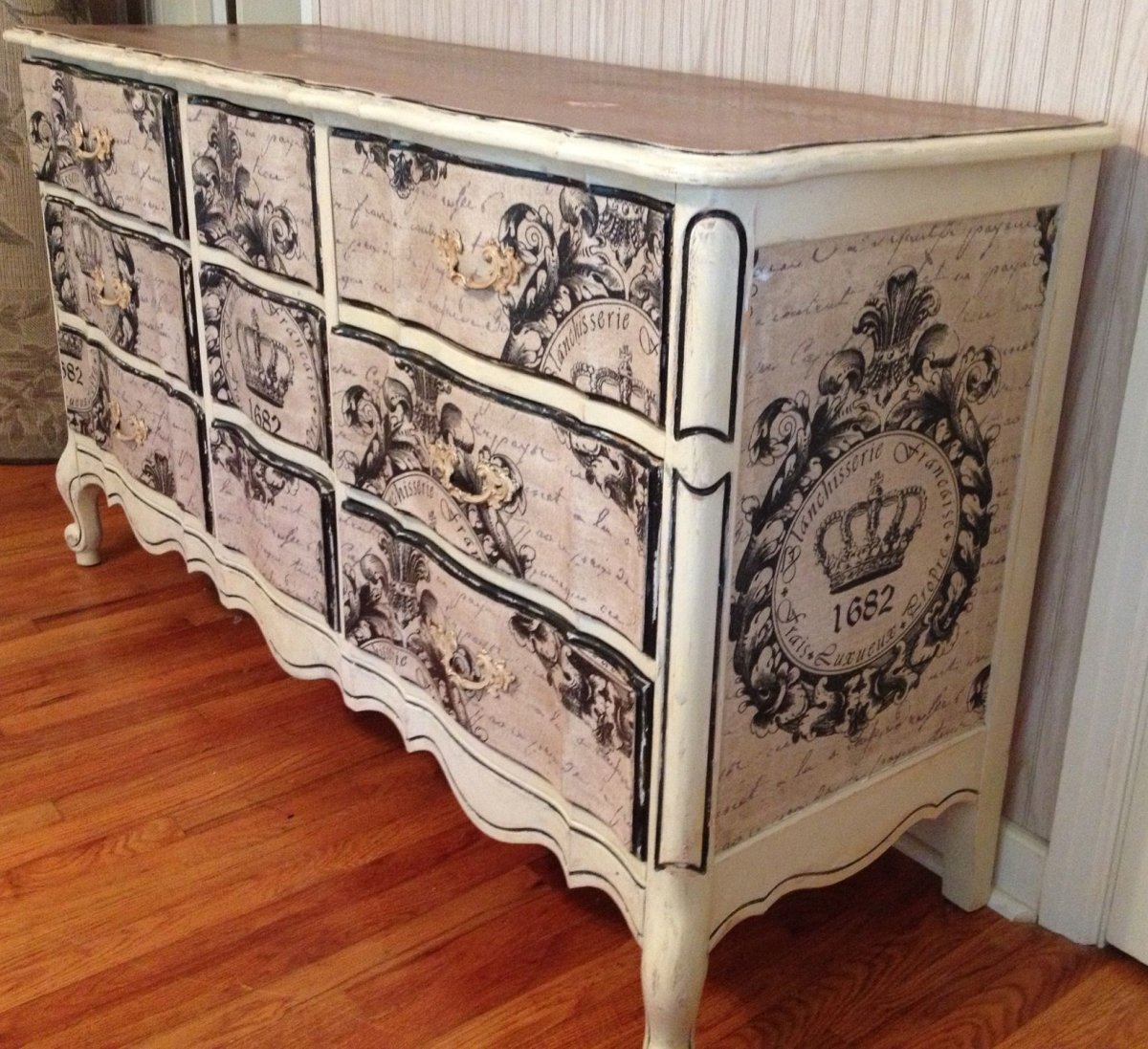 Старый комод в саду