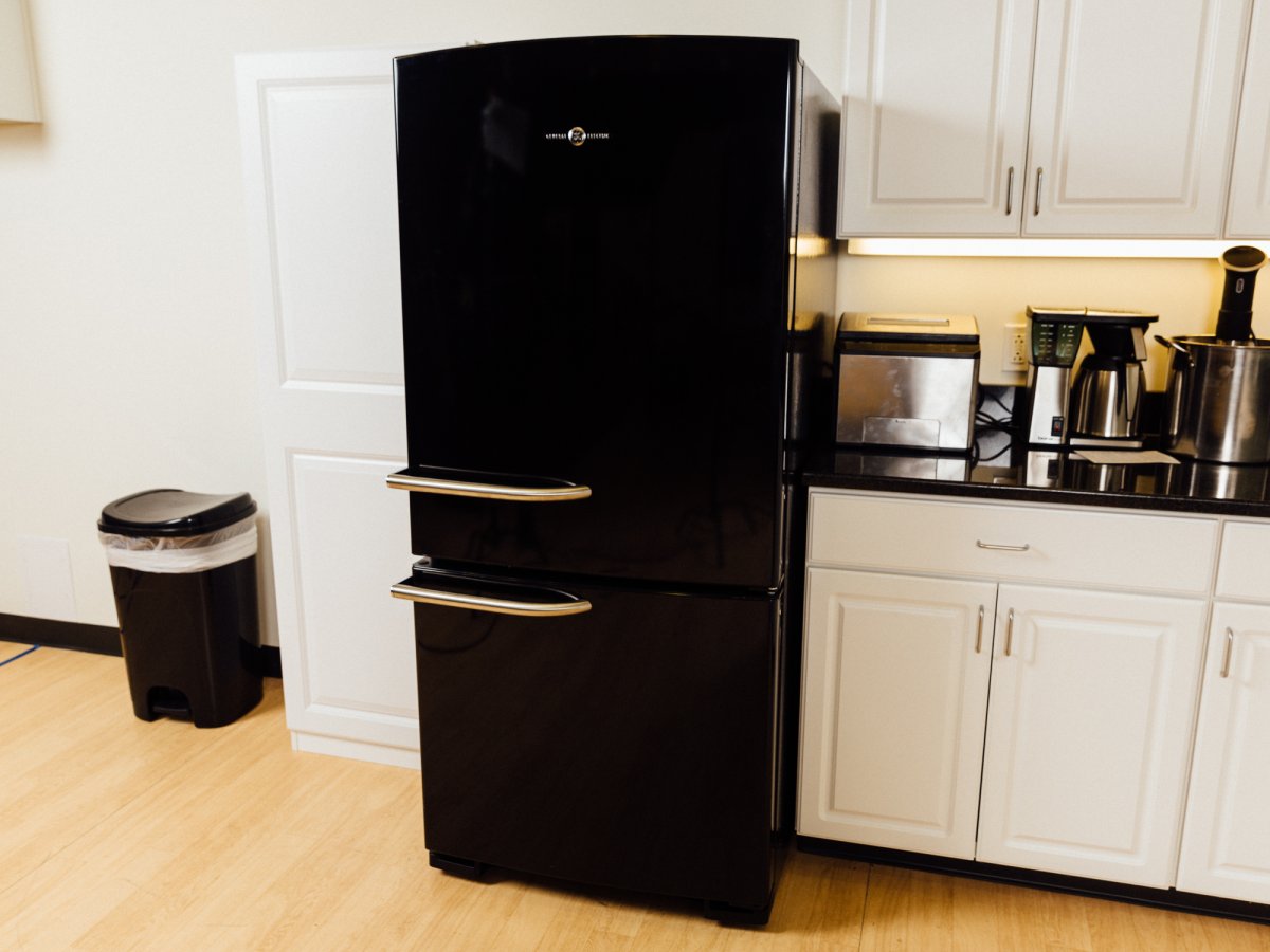 Кухня с черным холодильником