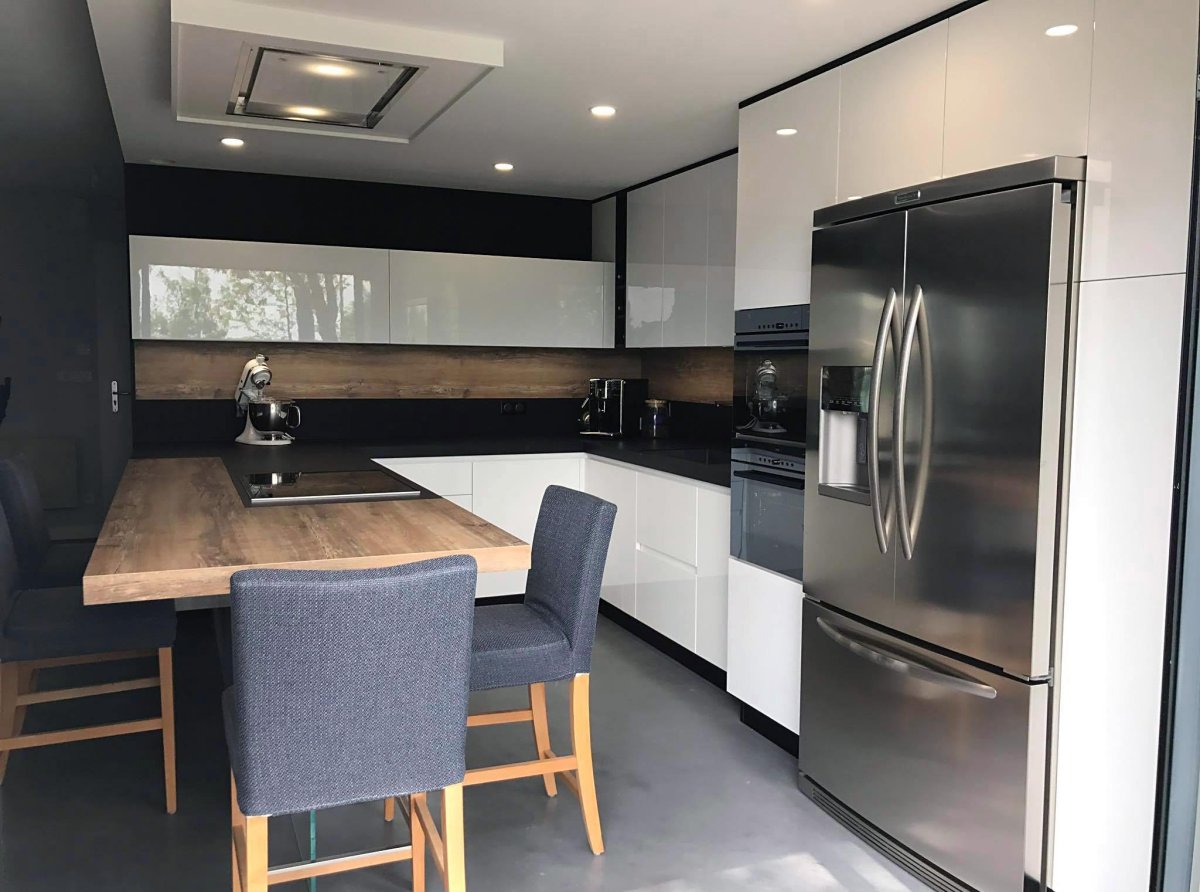 Кухня бело черная на 9 кв м