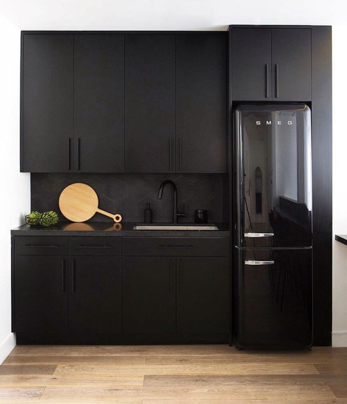 Кухня с черным холодильником