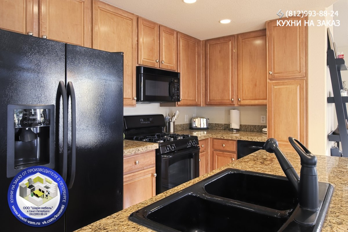 Белый гарнитур черный холодильник