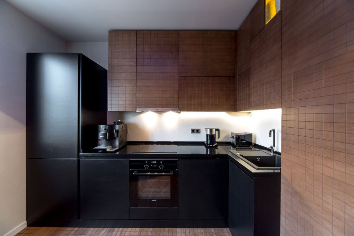 Кухонная техника черного цвета в интерьере