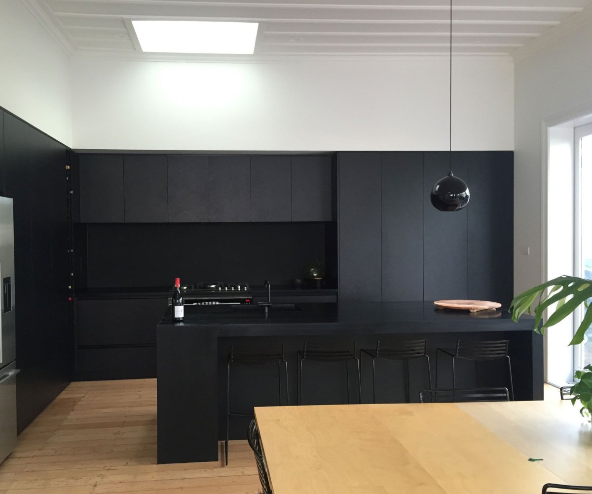 Белый холодильник в интерьере