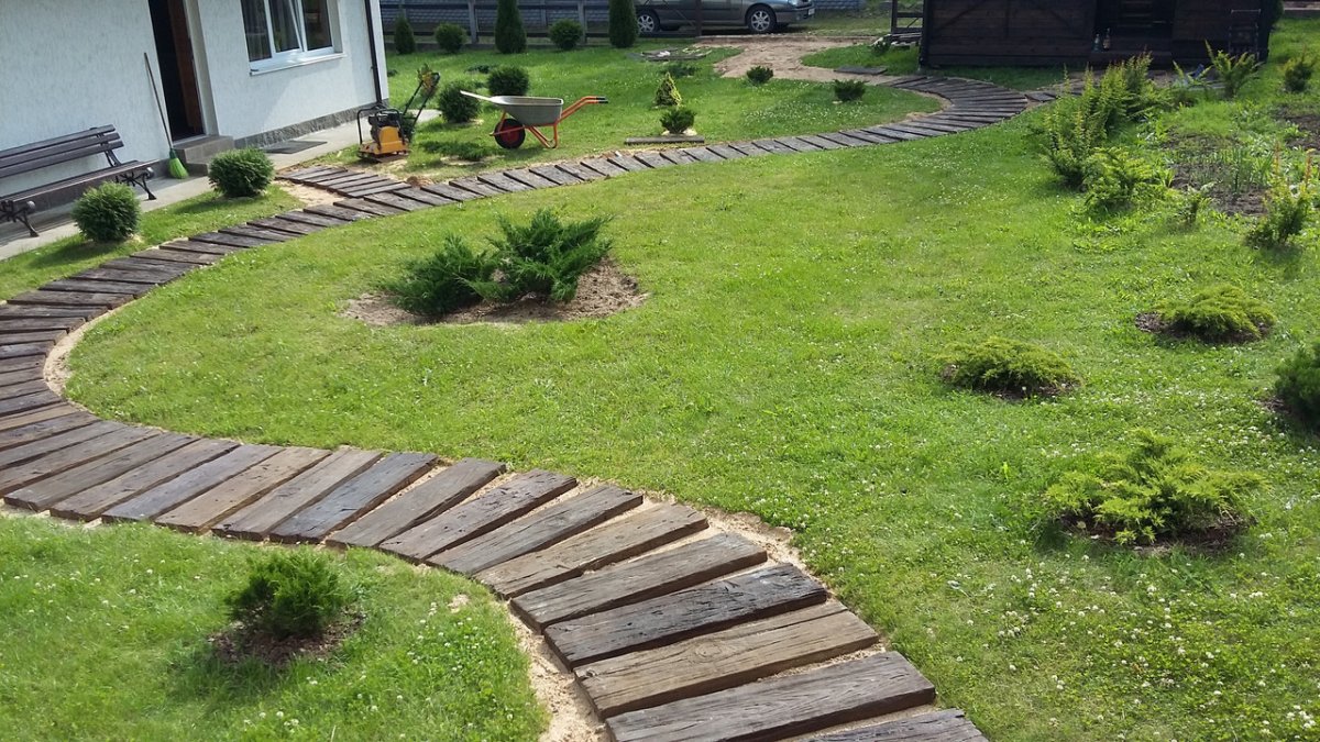 Деревянные дорожки на газоне