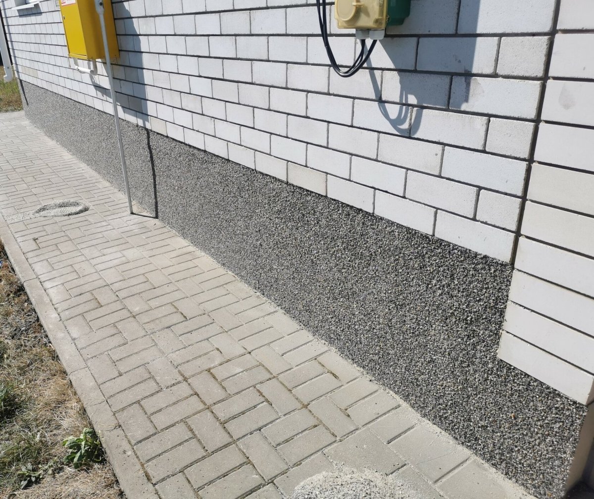Отделка цоколя каменной крошкой
