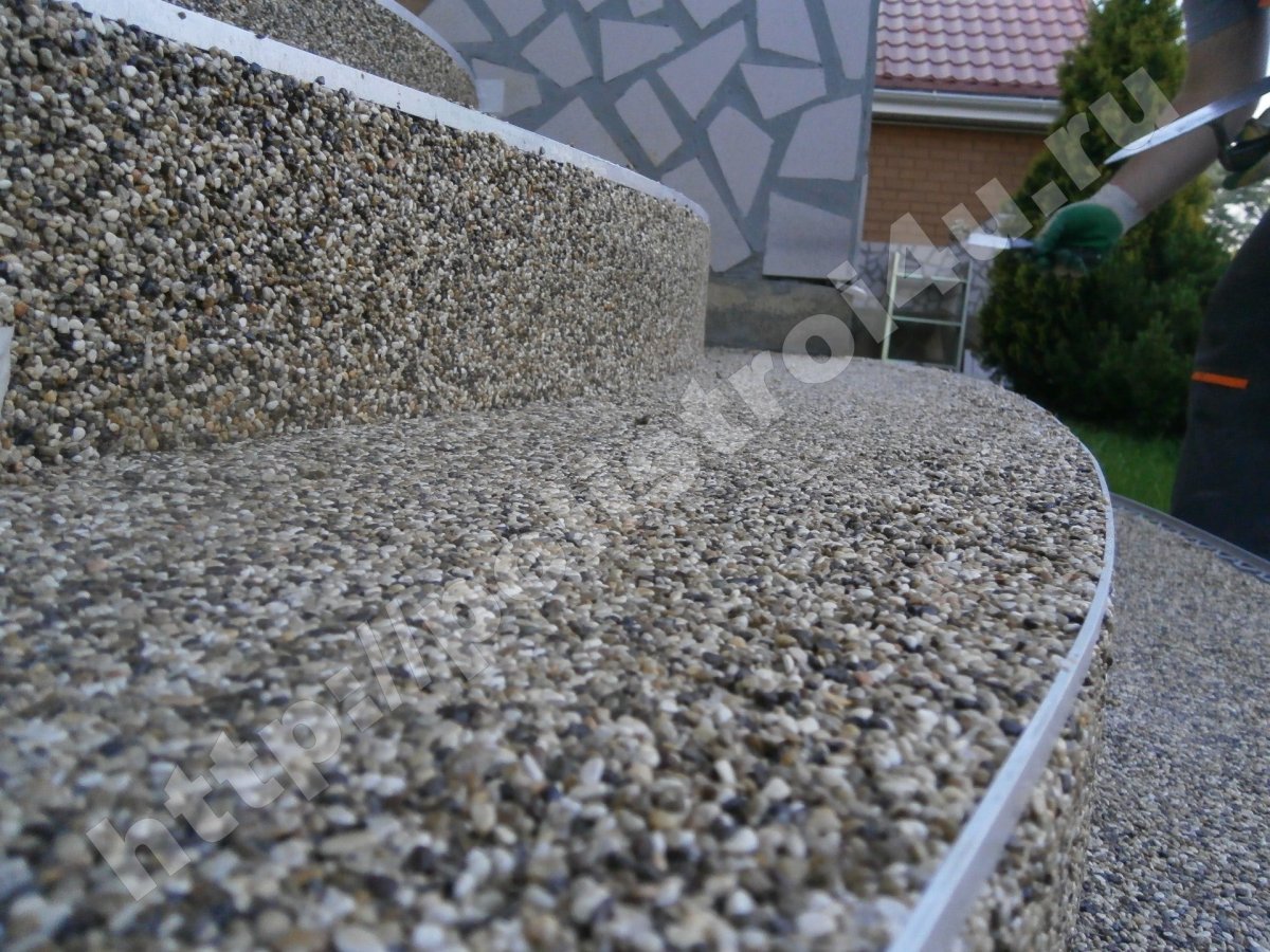 Отделка цоколя мраморной крошкой