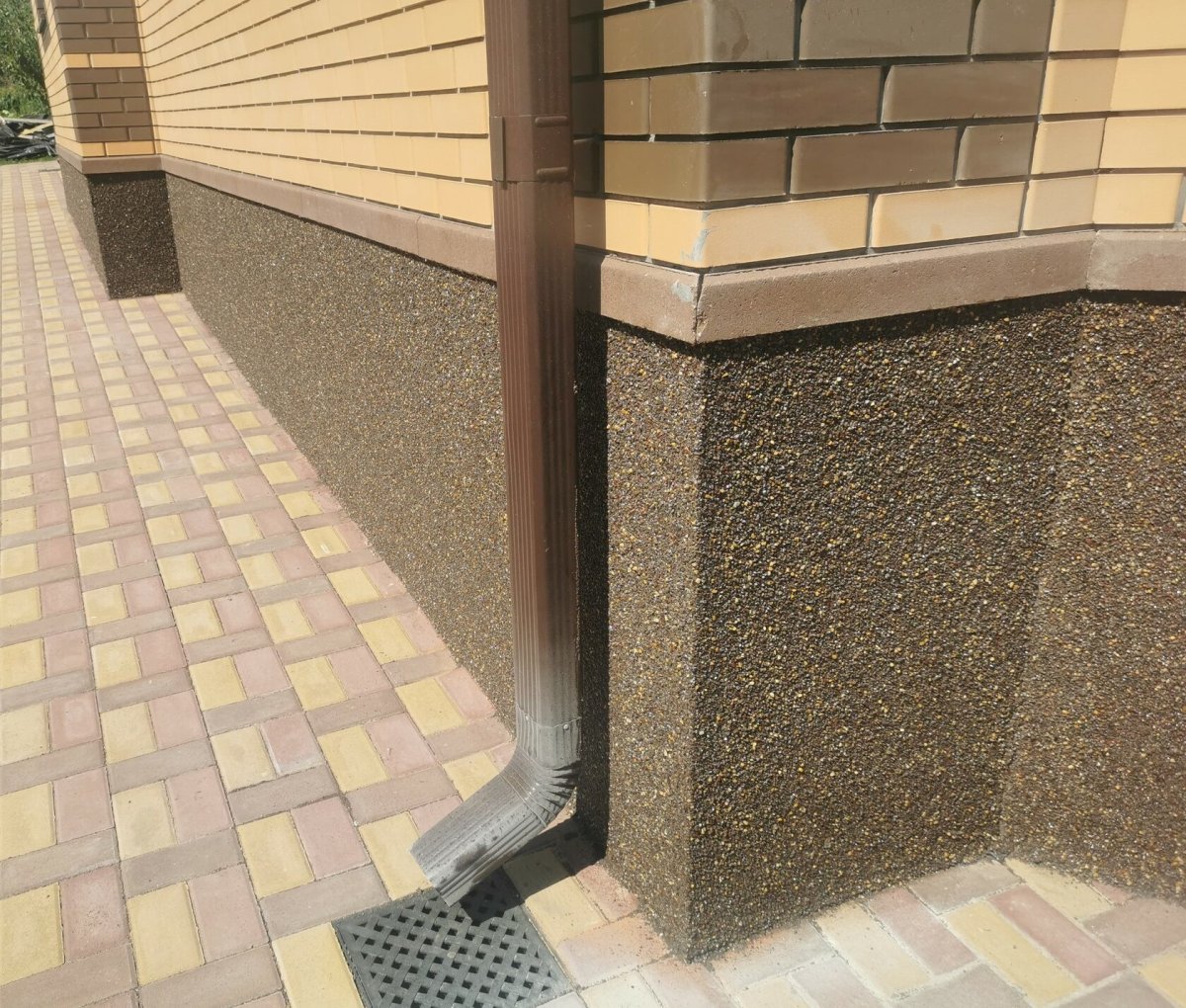 Отделка цоколя крошкой