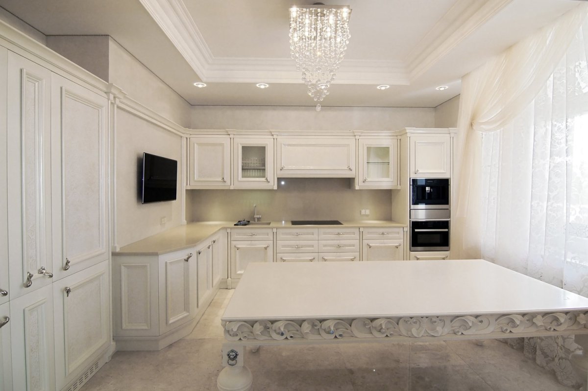 Кухни Неоклассика с телевизором