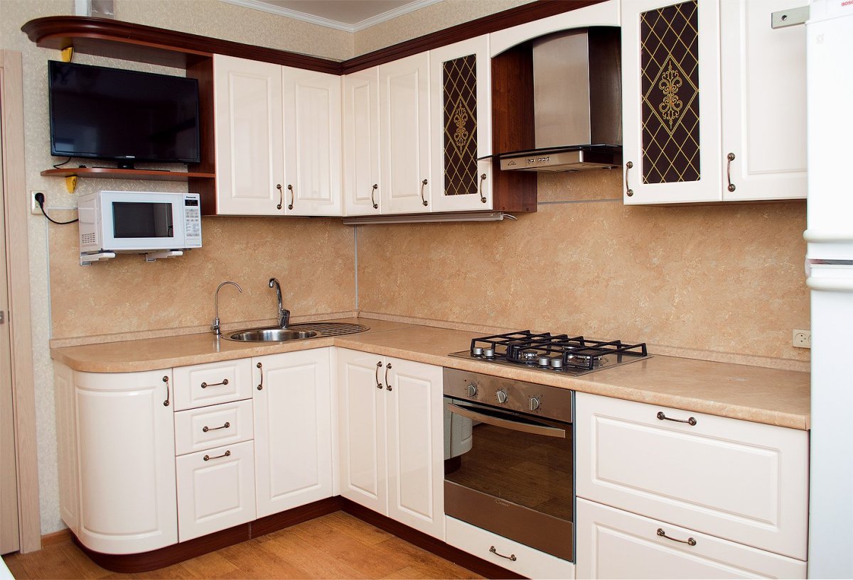 Угловая кухня с телевизором