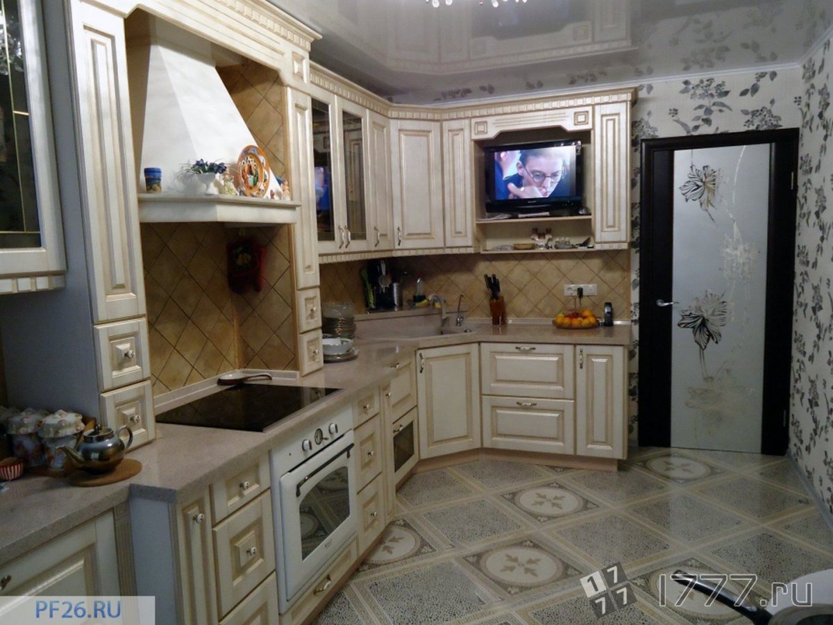 Угловая кухня с телевизором на стене