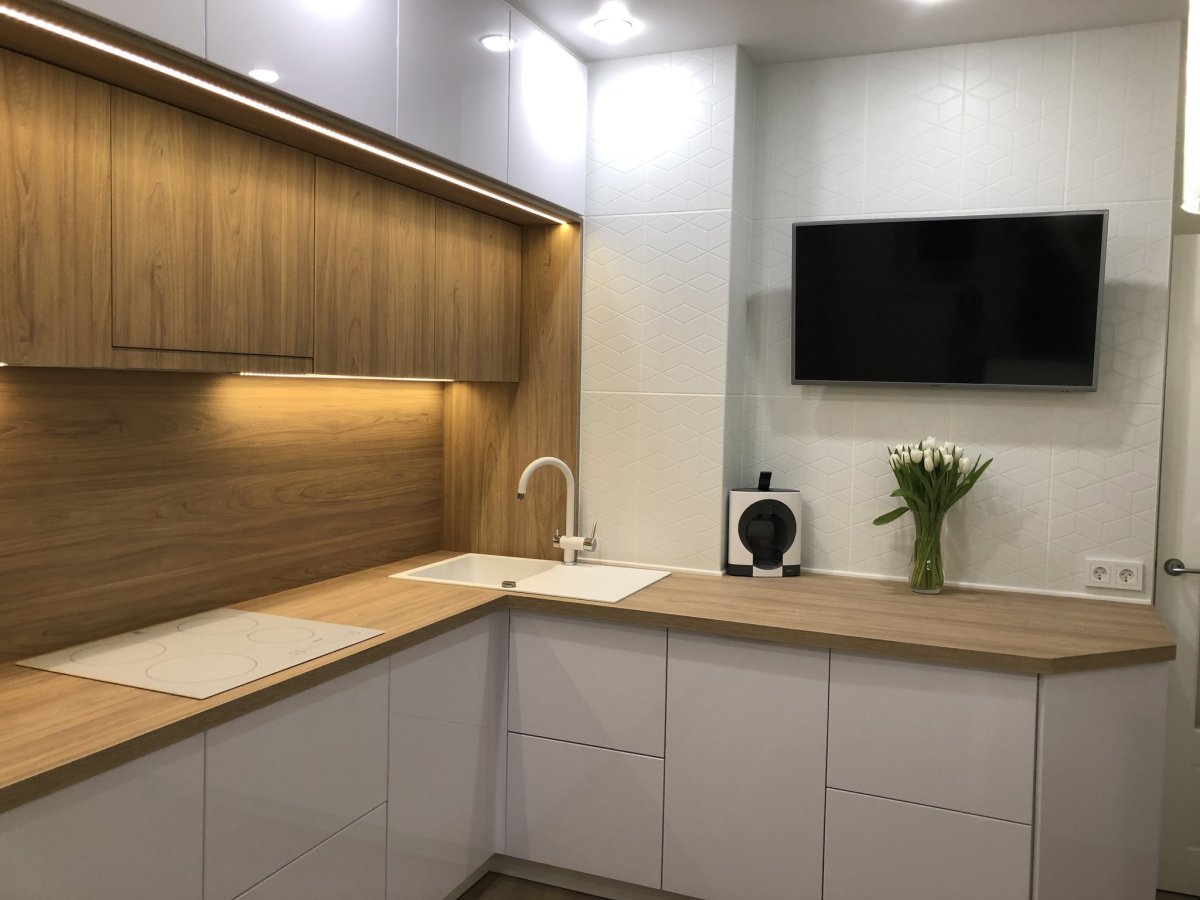 Кухня белый глянец верх и коричневый низ