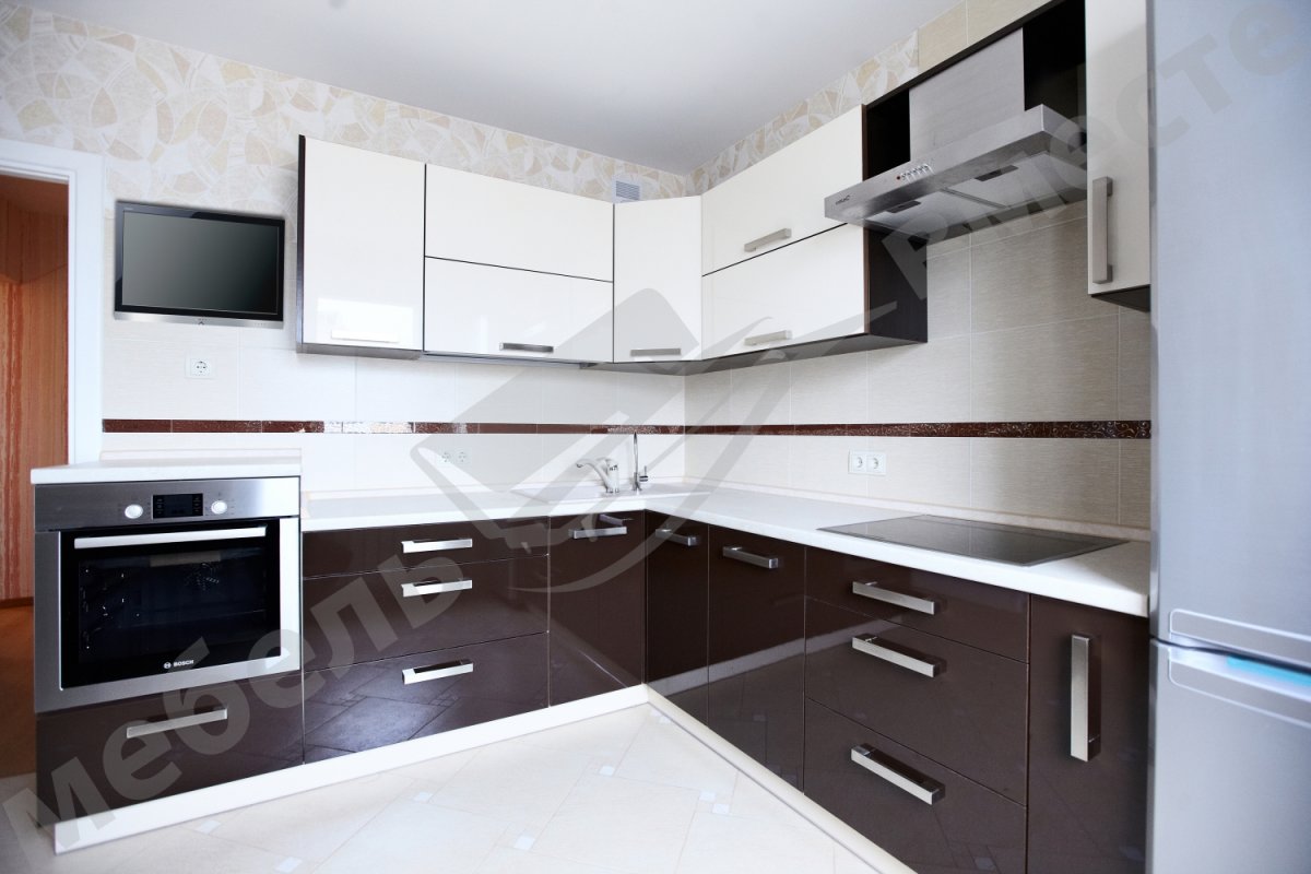 Угловая кухня с телевизором на стене