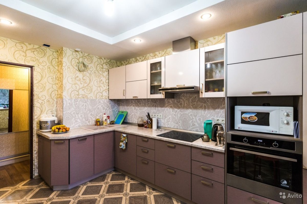 Кухня столовая с телевизором