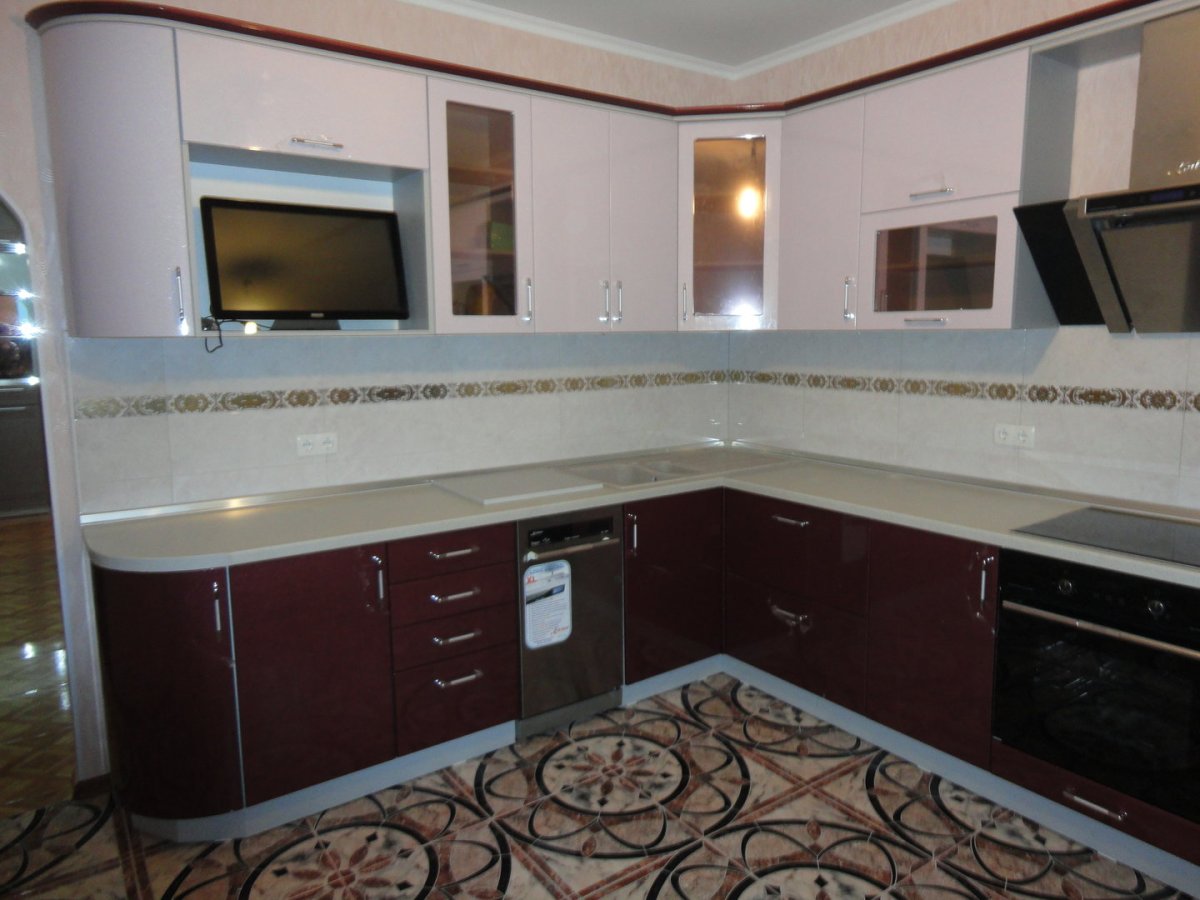 Угловая кухня в светлых тонах