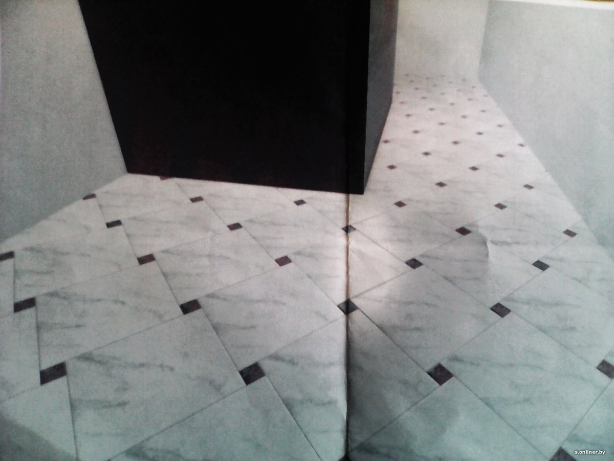Плитка по диагонали на полу мрамор