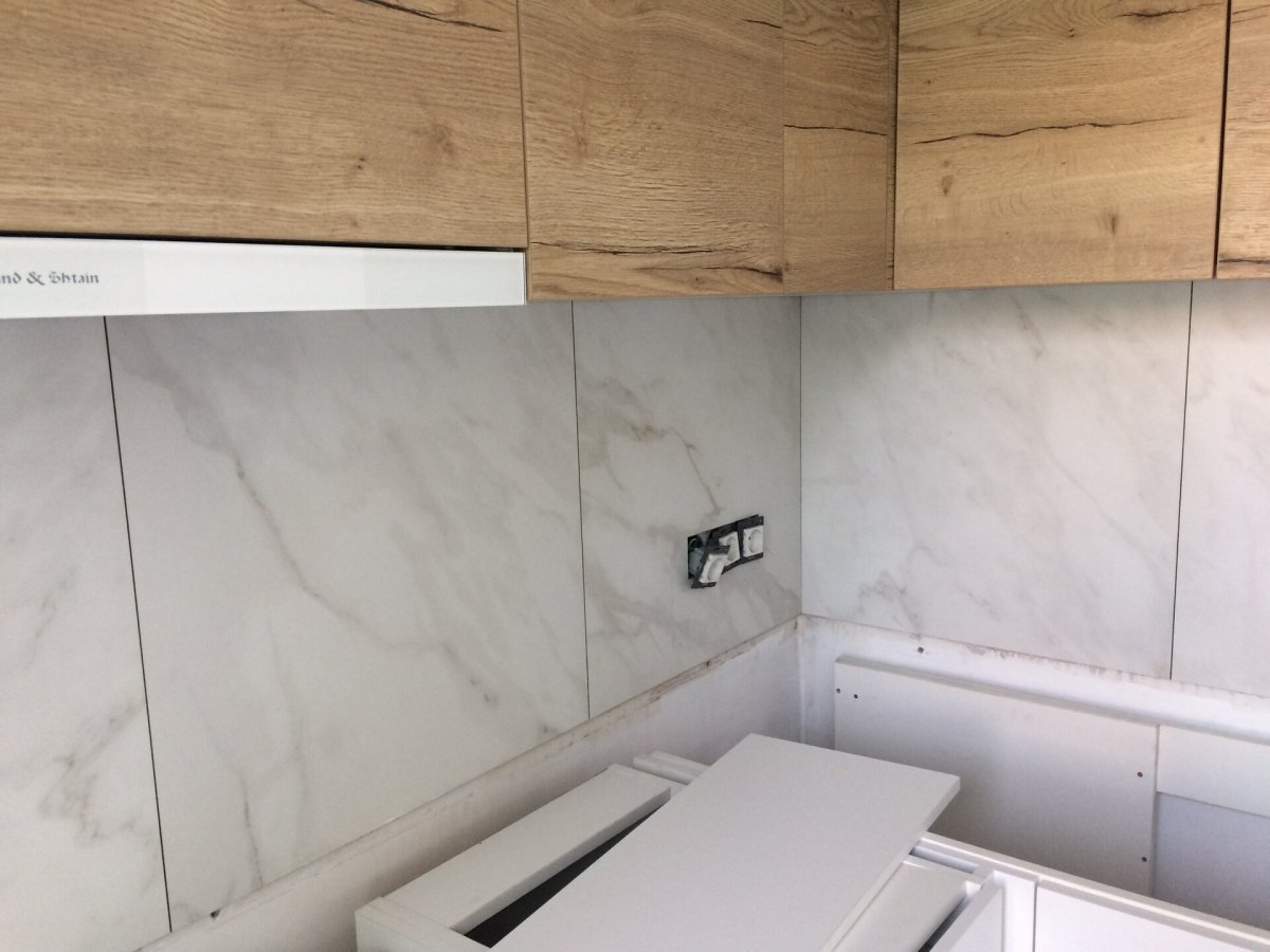 Фартук из керамогранита на кухне