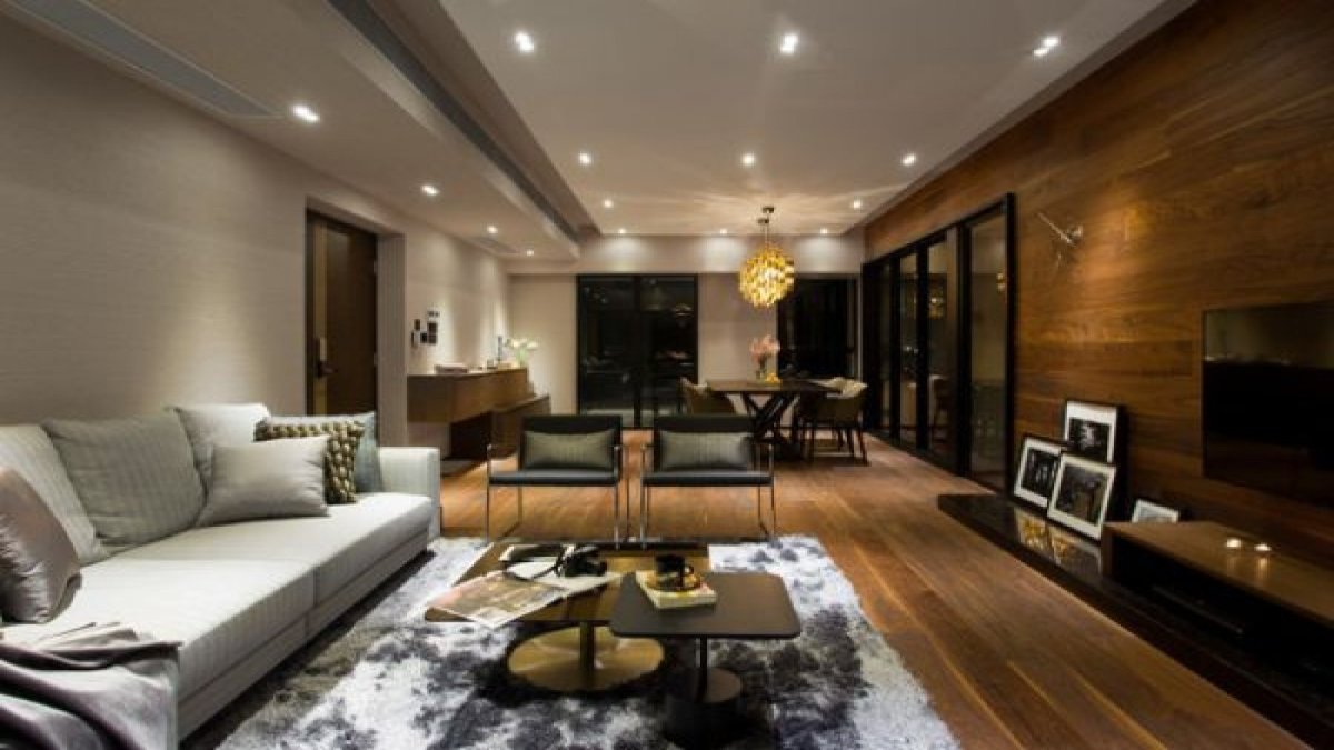 Темный ламинат на стене в гостиной