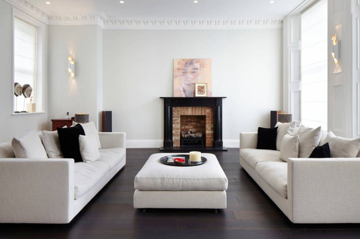 Белая гостиная с темным полом