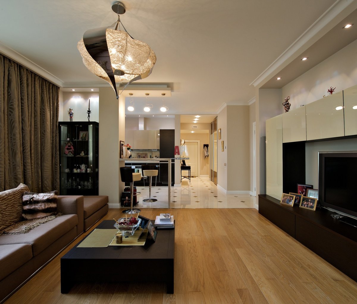 Гостиная в квартире маленькая с коричневым полом