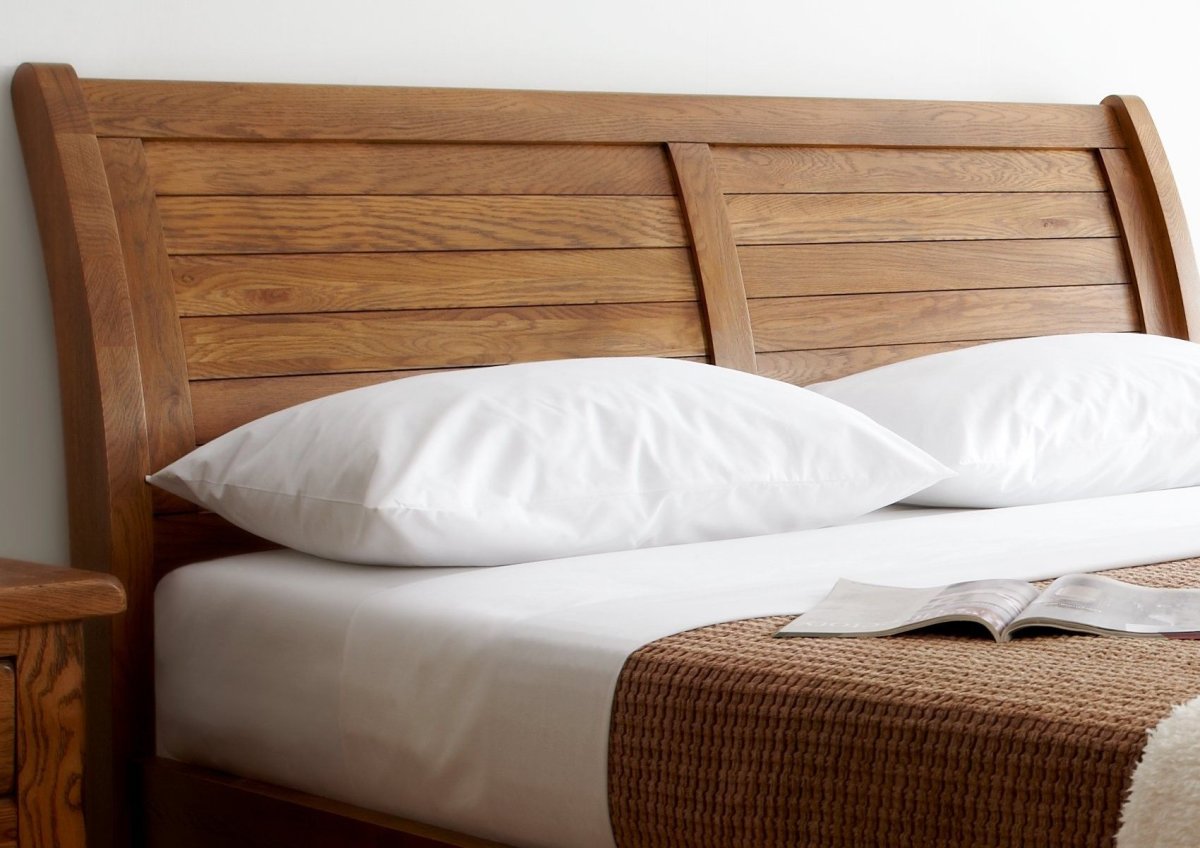 Кровать с изогнутым изголовьем